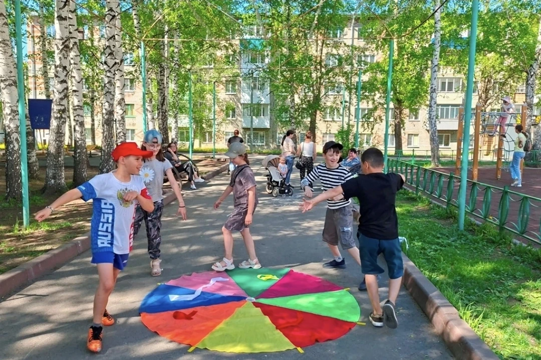 В третий день лета в сквере возле здания городской администрации сотрудники центральной...
