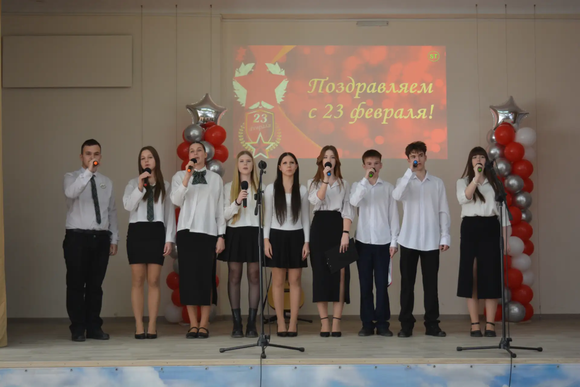 Накануне Дня защитника Отечества в симферопольской школе № 30 прошёл праздничный концерт. Его подгот