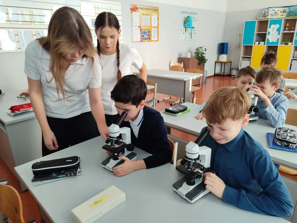 🔬 Микромир в фокусе: шефы-биологи в действии!  Накануне Дня российской науки в Школьном кванториуме 