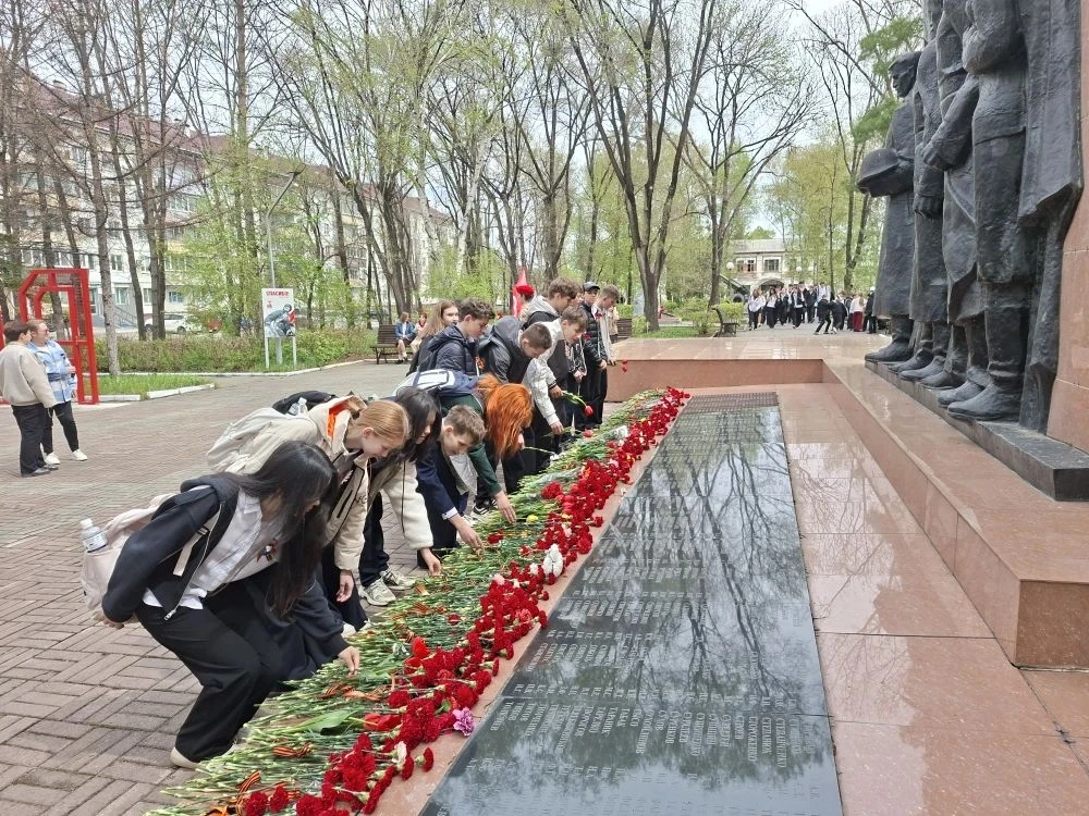 #ВозложениеЦветов #ИнтеллектПомнит #ДеньПобеды #СпасибоЗаПобеду #НавигаторыДетства #Росдетцентр #Дви