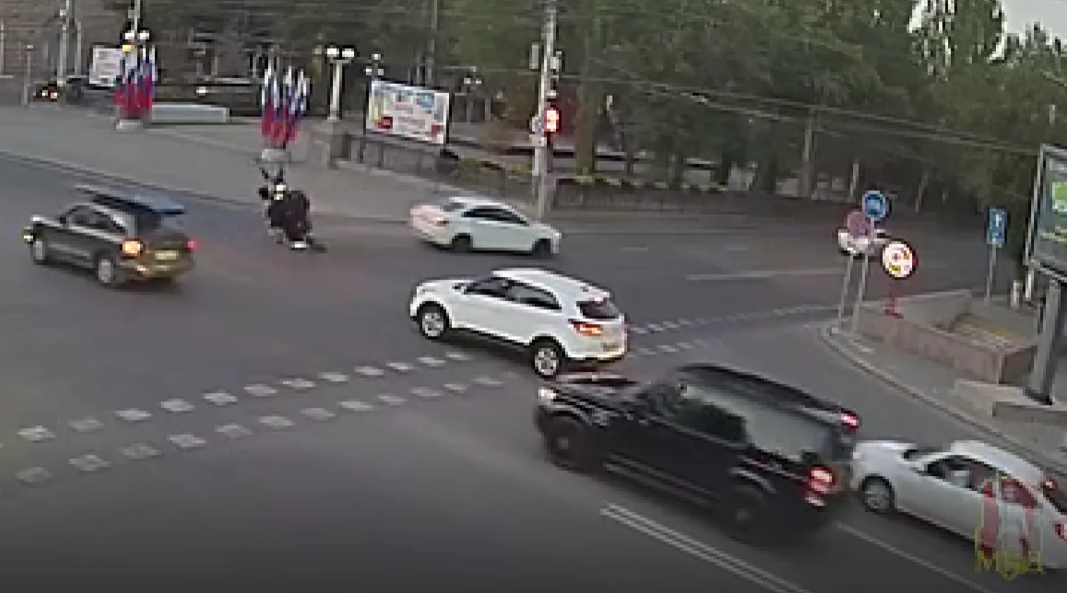 В Волгограде мотоцикл врезался в машину, перевернулся в воздухе и рухнул на асфальт