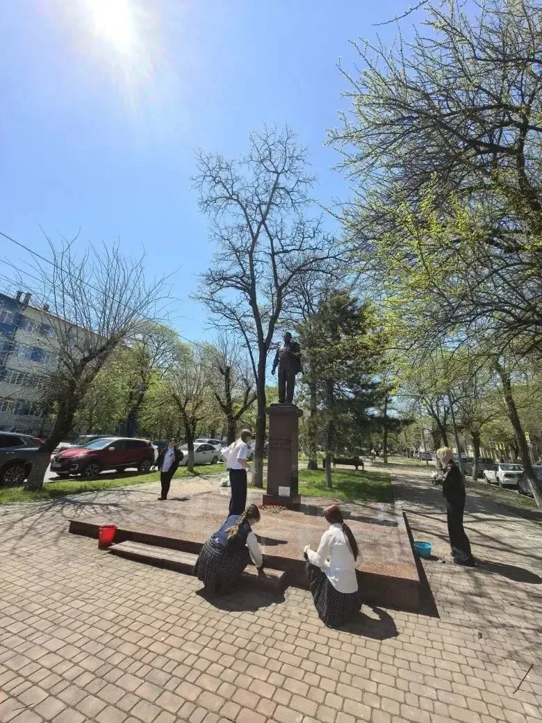 Честь и память: 9Б класс провёл санитарный субботник у памятников  В преддверии празднования Дня Поб