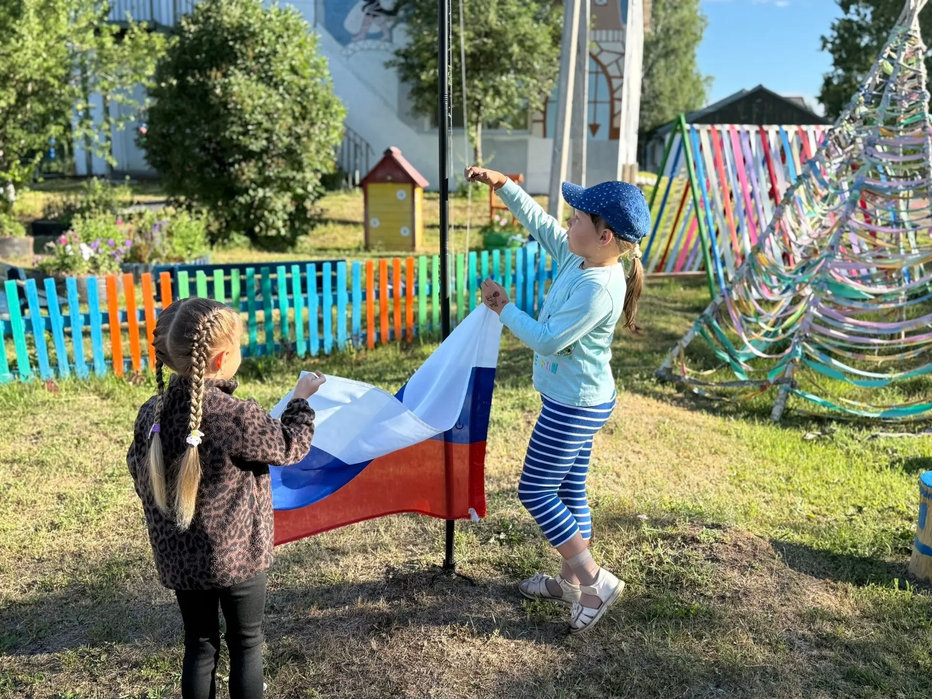 Наше утро понедельника начинается традиционно: с выноса флага и поднятия общего тонуса перед началом