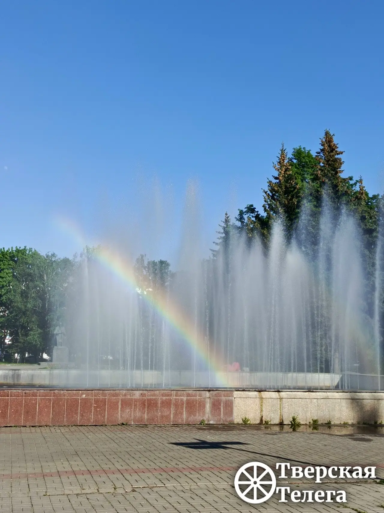 🌈 В Твери генерируют радугу  А если серьёзно — фонтан на Тверской площади в ясную погоду регулярно п