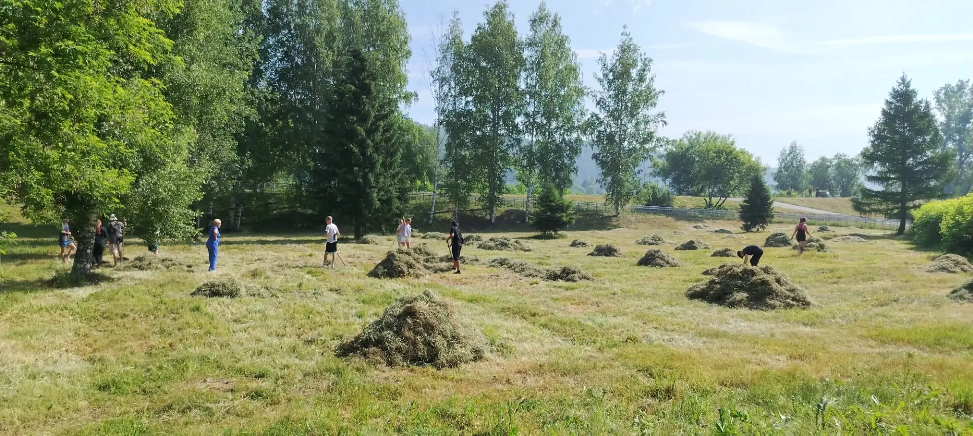 АКТУАЛЬНО | ПОЛЬЗА ГОРОДУ
#Школа2Междуреченск

🌿 Лето — время добрых дел! 
 
Ребята из трудового ла