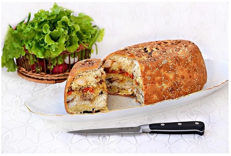 Пирoг с рисом и курицeй 🥧

Ингредиенты:
филе куpиноe 800 г
грибы (здесь вешенки) 400 г
соль 2 ч.л. 