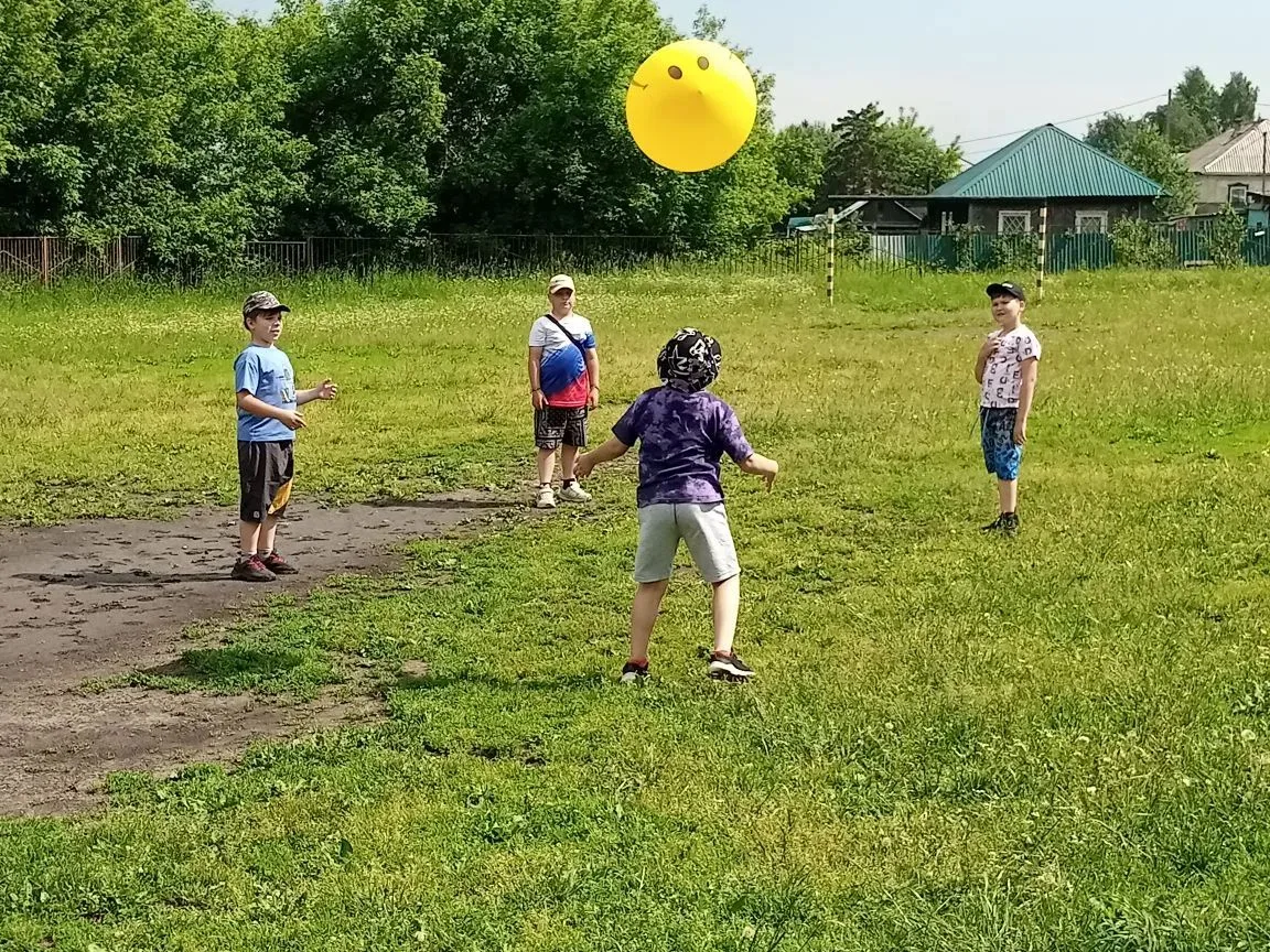 Спортивная площадка "Спорт для всех"⚽

Здорово, что у ребят есть возможность проводить летнее время 