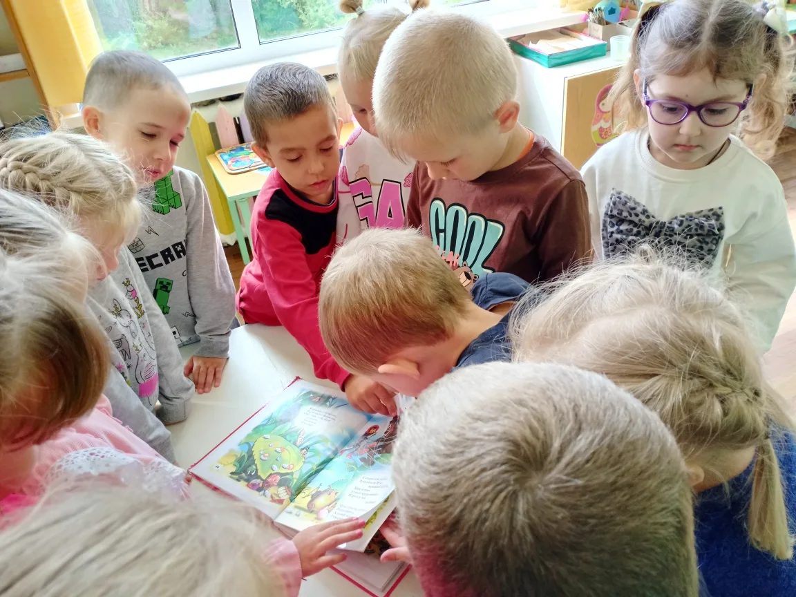 На занятии по развитию речи ребята средней группы "Смешарики" познакомились с произведе...