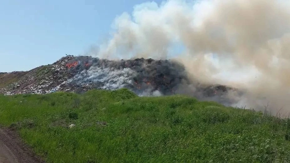 🔥 В Новошахтинске снова загорелся мусорный полигон  23 мая региональный министр ЖКХ Антонина Пшеничн