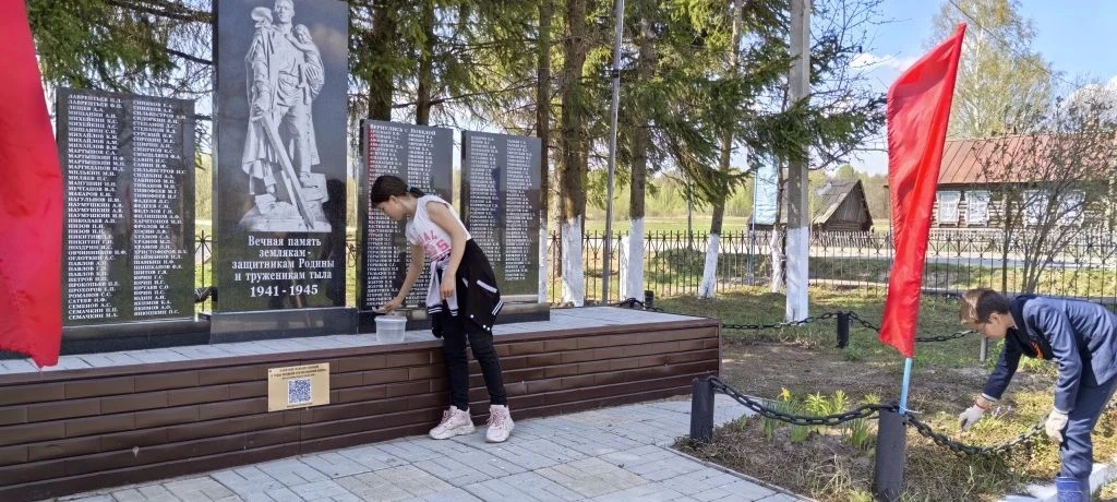 Наш долг – помнить! Обучающиеся убрали территорию у обелиска героям ВОВ.

Сегодня, 6 мая, наши учени