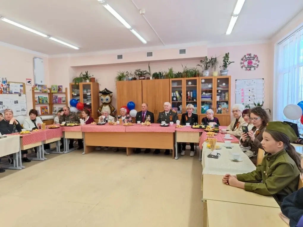 Сердца, согретые памятью: встреча с ветеранами в МОБУ «СОШ «Всеволожский ЦО» ❤️🕊️  8 мая в стенах на
