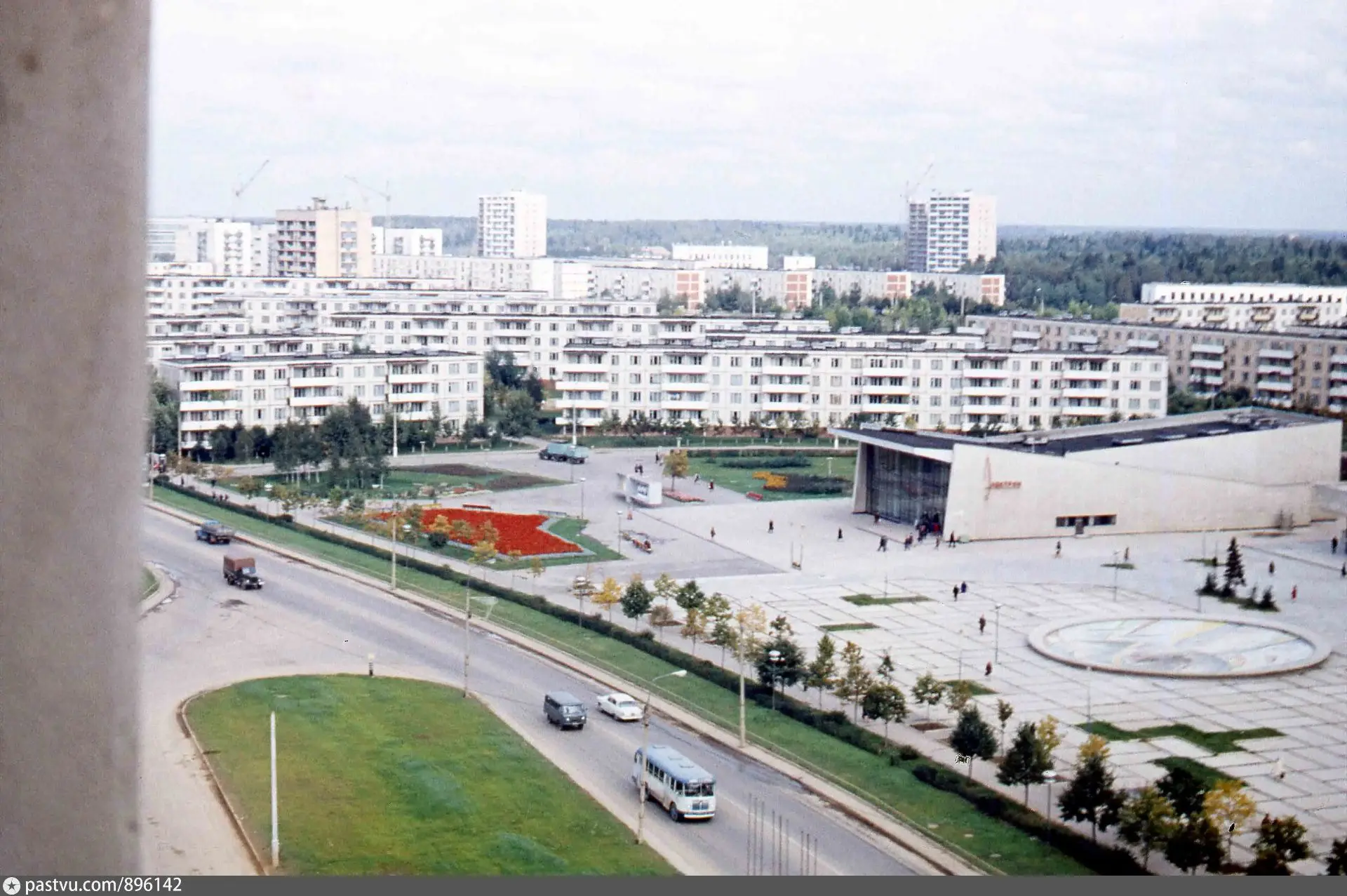 Вид из корпуса 401 на площадь Юности и 1-й микрорайон, 1971 год. Фото из архива архитектора Александ