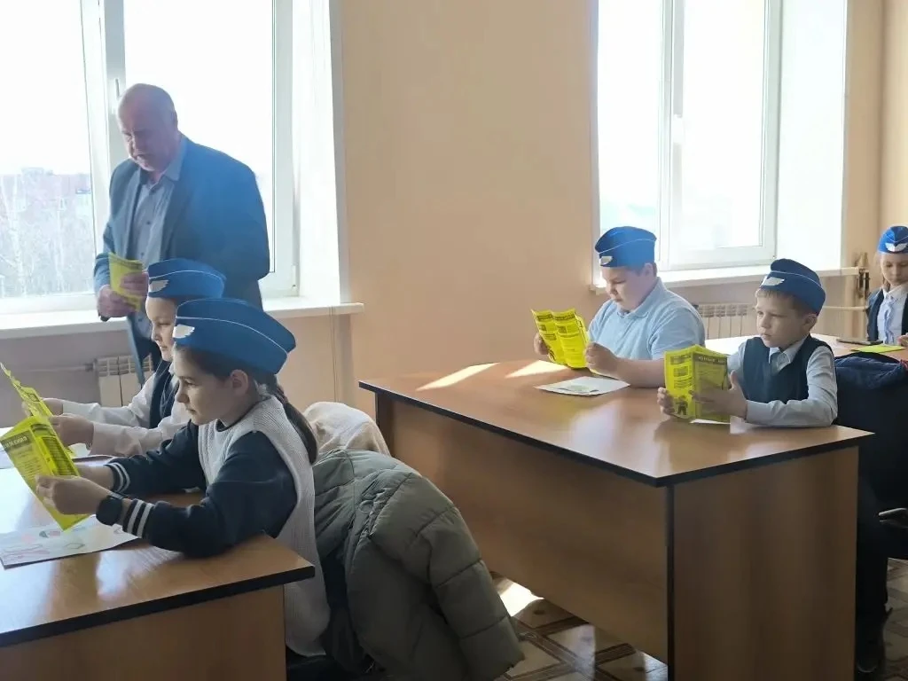 🚔 Отряд ЮИД «Стражи дорог» в гостях у Госавтоинспекции!  В преддверии 90-летия со дня образования Го