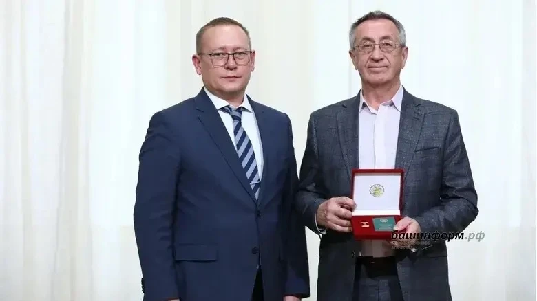 В Уфе отцу солиста группы «Пицца» Сергею Приказчикову-старшему присвоили звание заслуже...