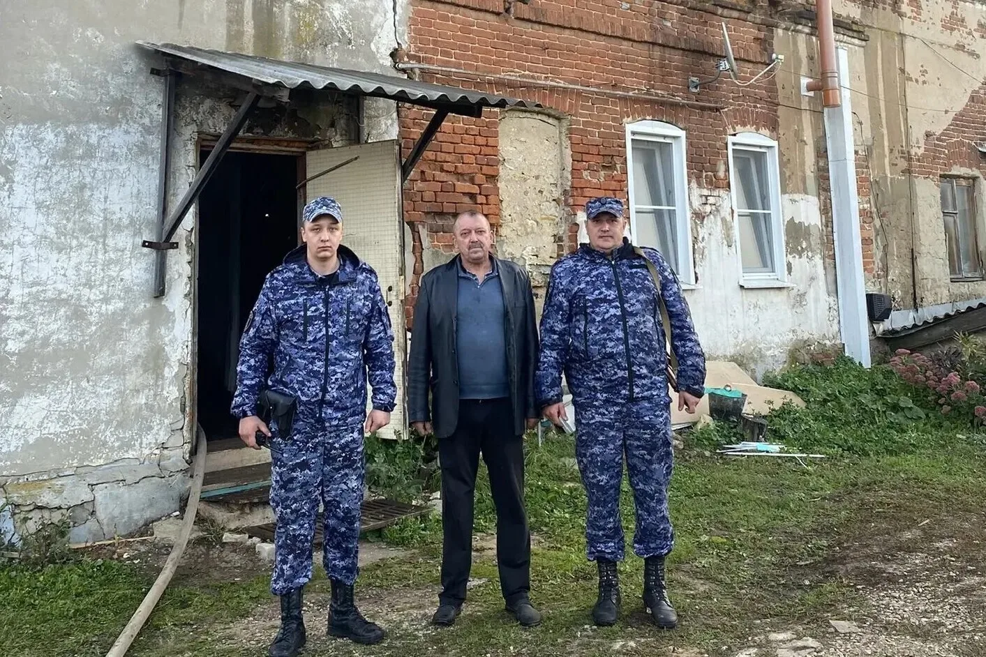 Росгвардейцы эвакуировали трех человек из горящего дома в Липецкой области
