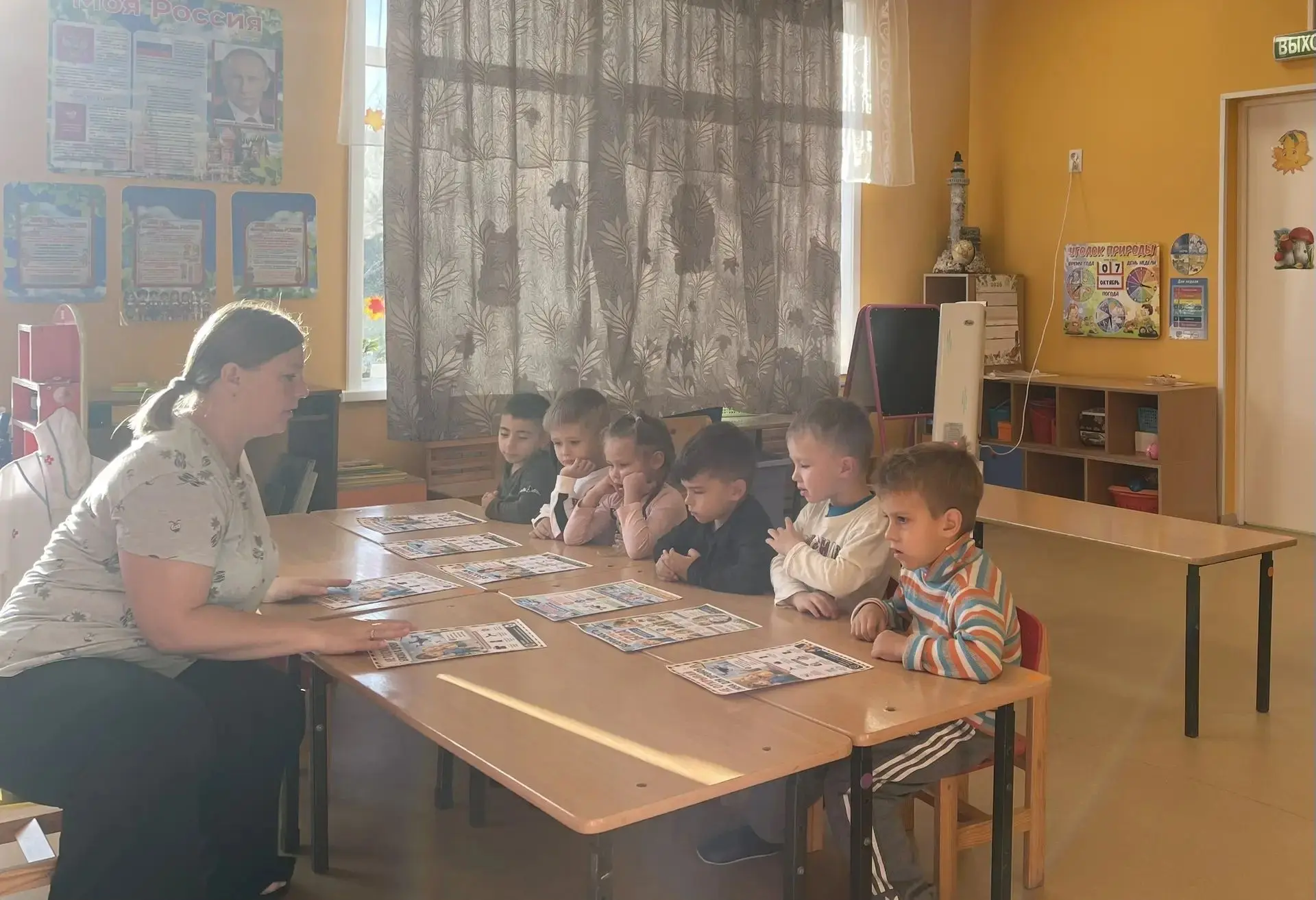 О безопасности — просто и понятно: занятие в старшей группе «Цветики».
