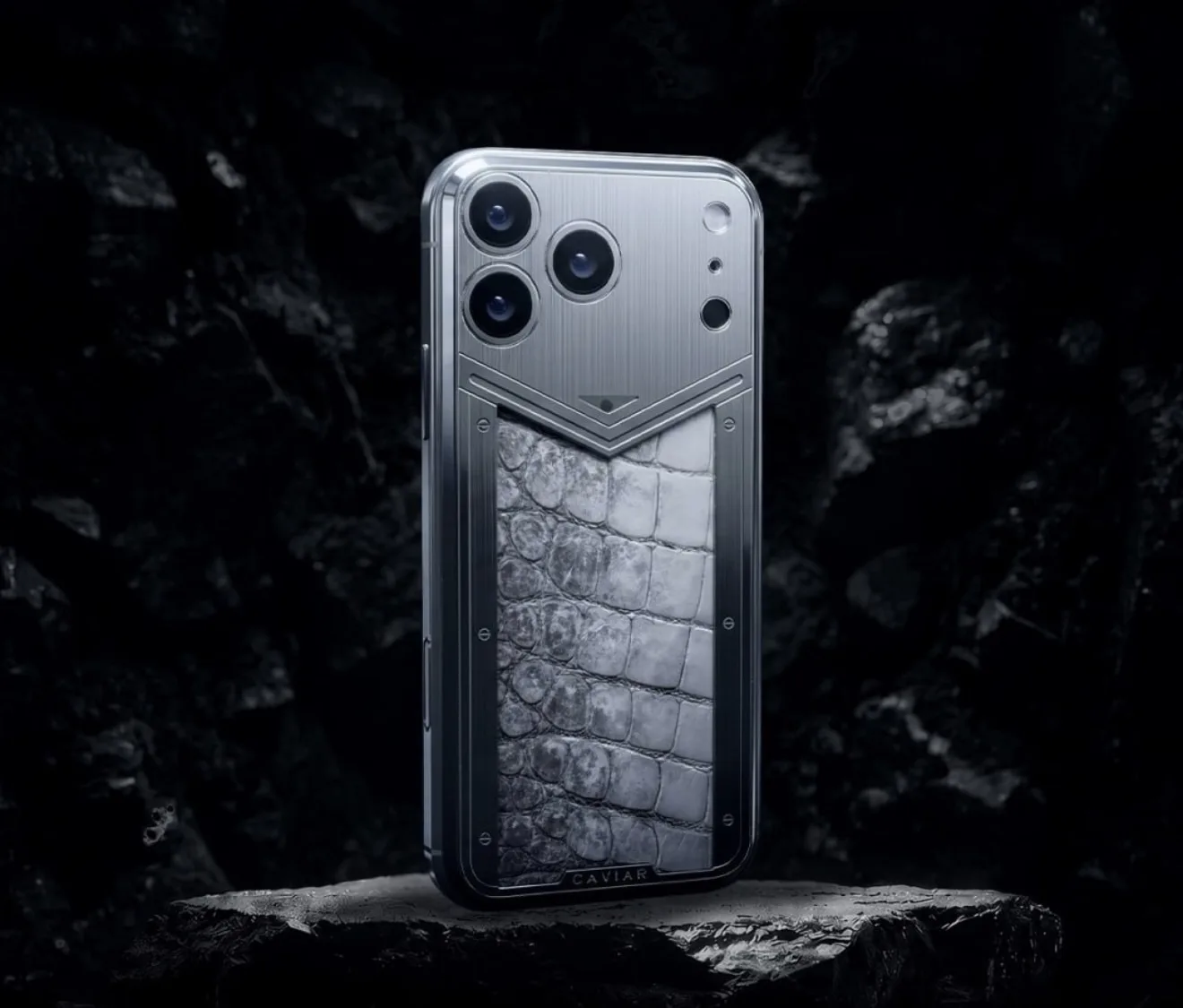 🦖 В России выпустили iPhone 17 с крышкой из зуба динозавра.

Бренд Caviar объявил о выходе линейки 