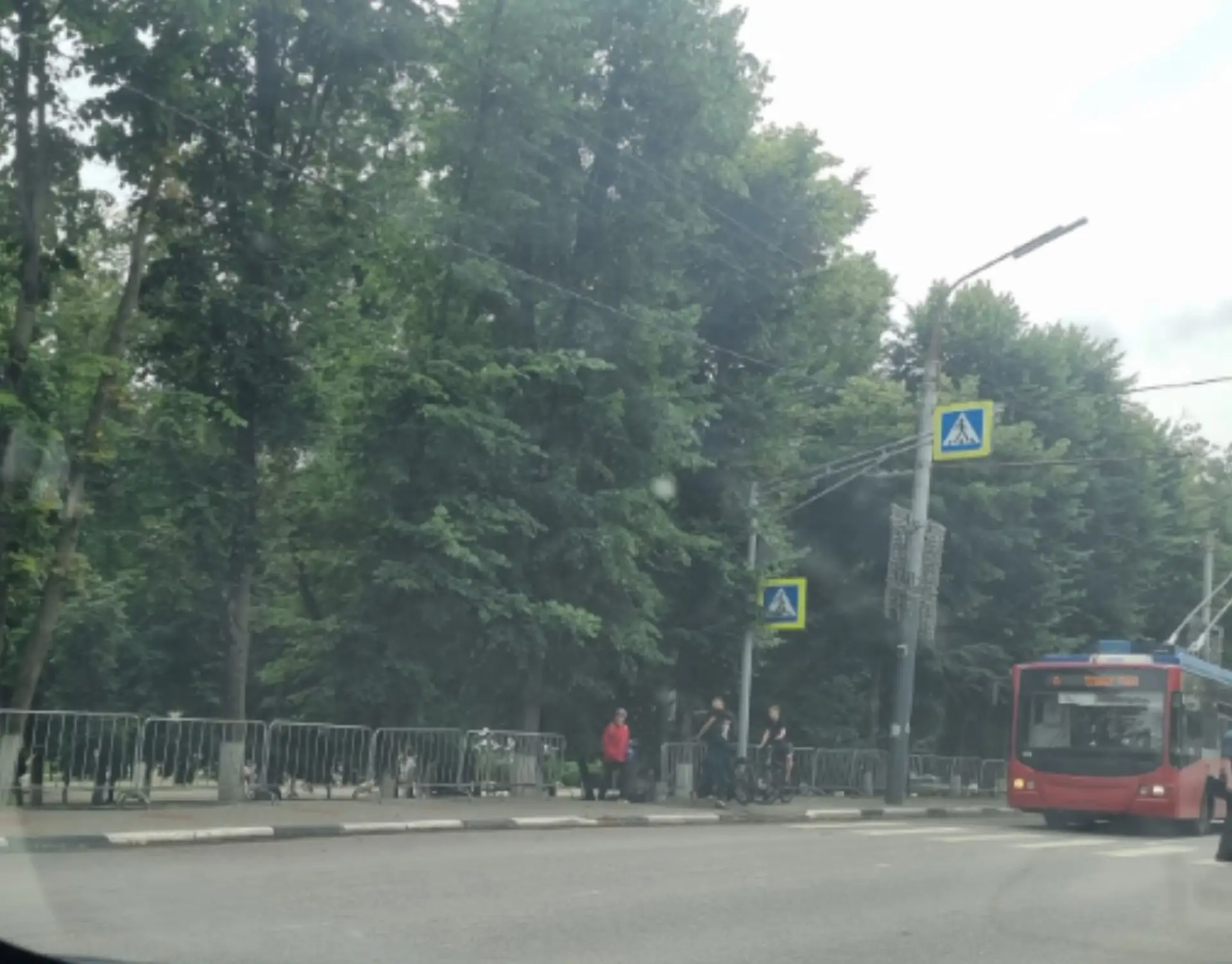 Возле гор парка как и обещали вернули забор😁 Чугунный (нет). Красивый (не очень).