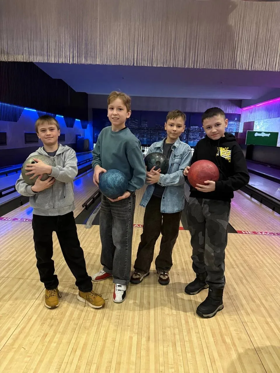 🎳 Ура! Весенние каникулы начались с боулинга! 🎳  Наш весёлый и дружный  5 А класс сходили и отлично 