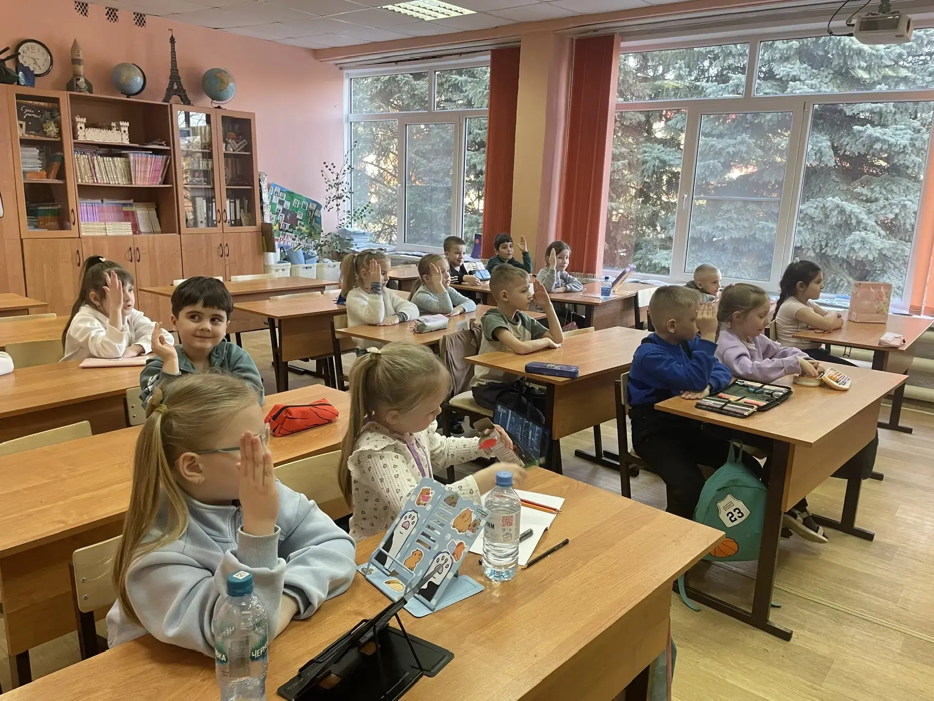 Продолжаются занятия в Школе будущего первоклассника. Сегодня на "Весёлой математике" ребята знакоми