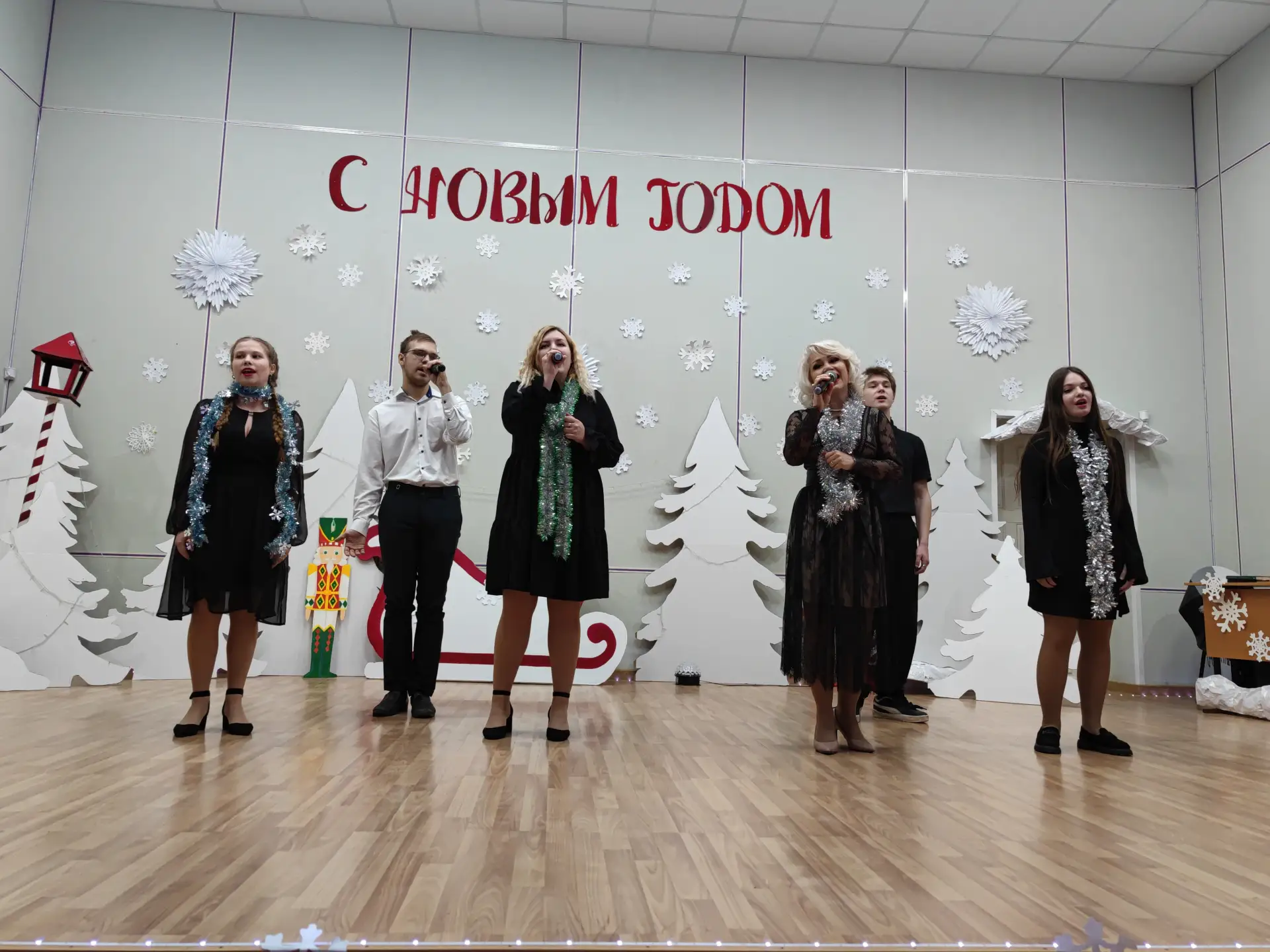 Новогодний концерт!🎄  😎 26 декабря наши студенты устроили крутой новогодний концерт для преподавател