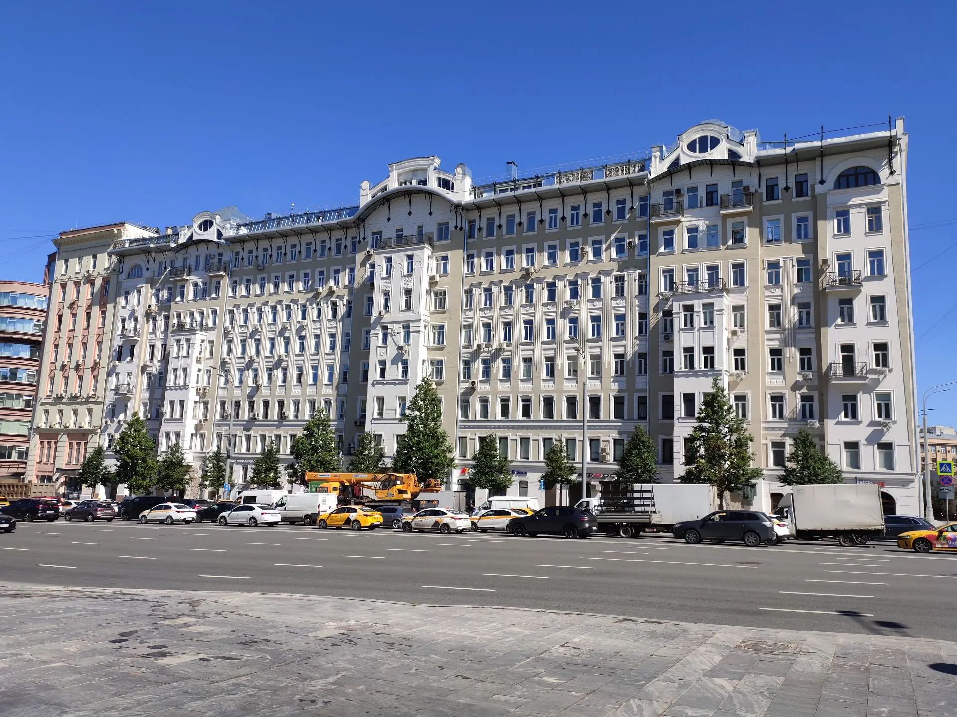Одно из первых высотных зданий Москвы – доходный дом Афремова. Его адрес – Садовая-Спасская улица, 1