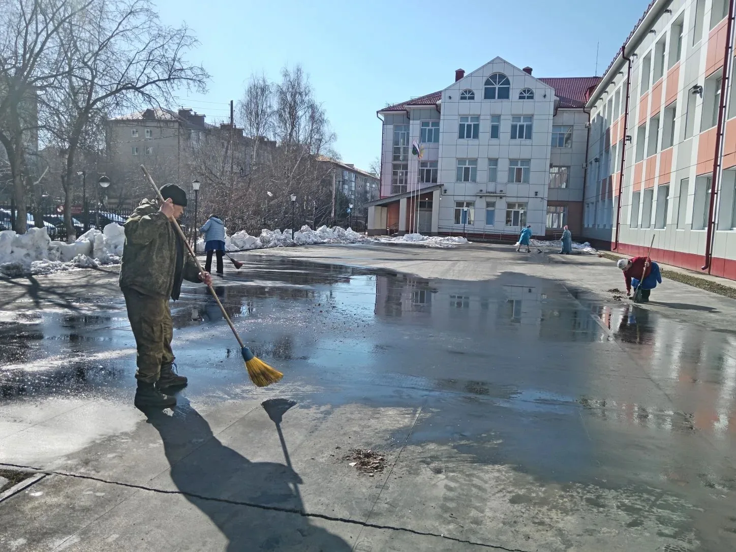 🌳 Коллектив МАОУ СОШ №5 г. Ишима принял активное участие в городской акции «Чистый город»!  Наши пед