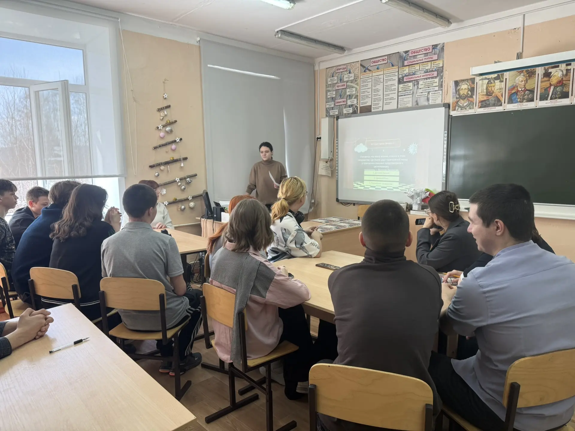 Сегодня наши команды отправились в увлекательное путешествие за кулисы театрального иск...