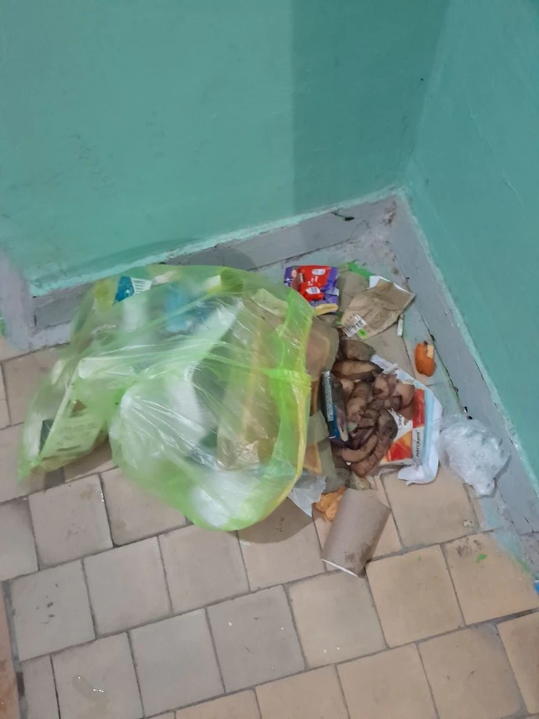 Хотим напомнить в очередной раз, что уборка личного мусора не входит в обязанности убор...