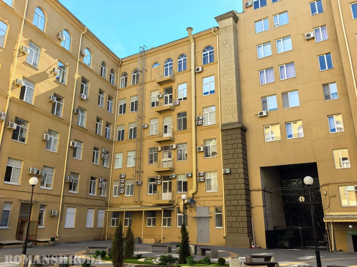 Во внутреннем дворе здания Медицинского университета есть одна деталь, резко выбивающая...