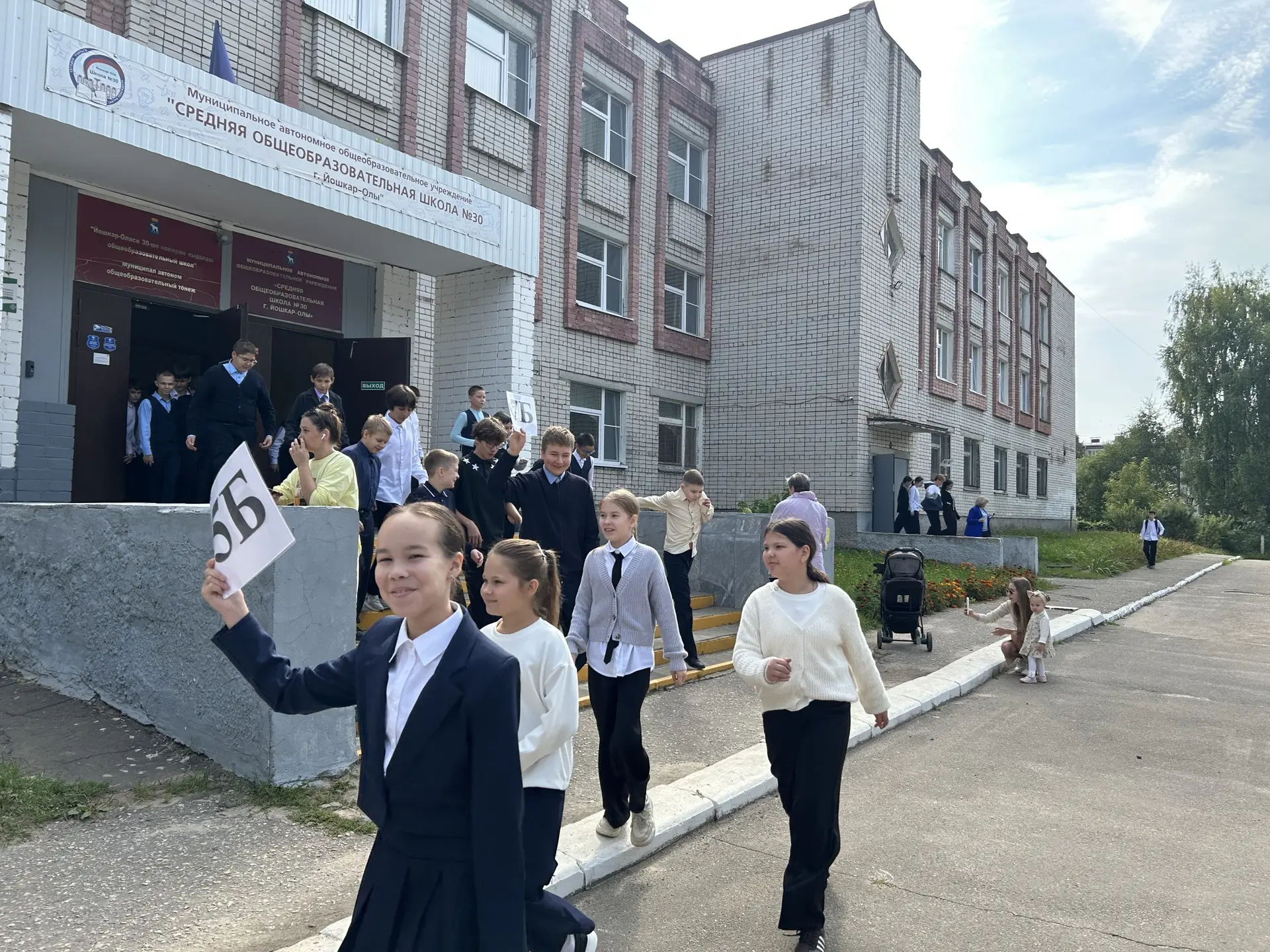 В школе прошла плановая пожарная эвакуация: норматив по времени успешно выполнен