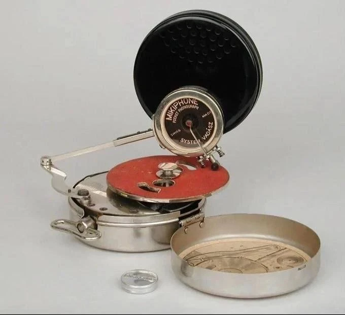 Первый в мире карманный музыкальный проигрыватель Mikiphone, 1924 года.
