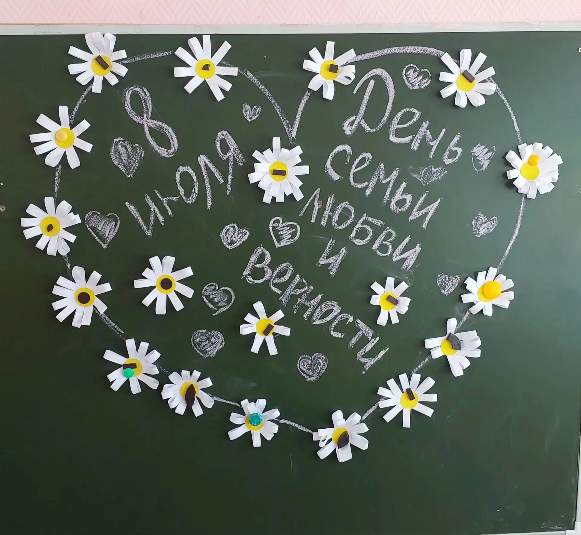 🎈В преддверии Дня семьи, любви и верности воспитанники средней группы № 4 изготовили аппликацию «Ро