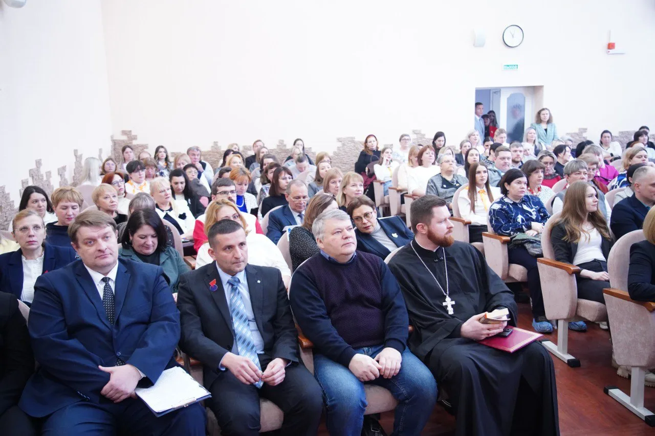 В Институте развития образования Кузбасса приняла участие в пленарной сессии, которая проходила в ра