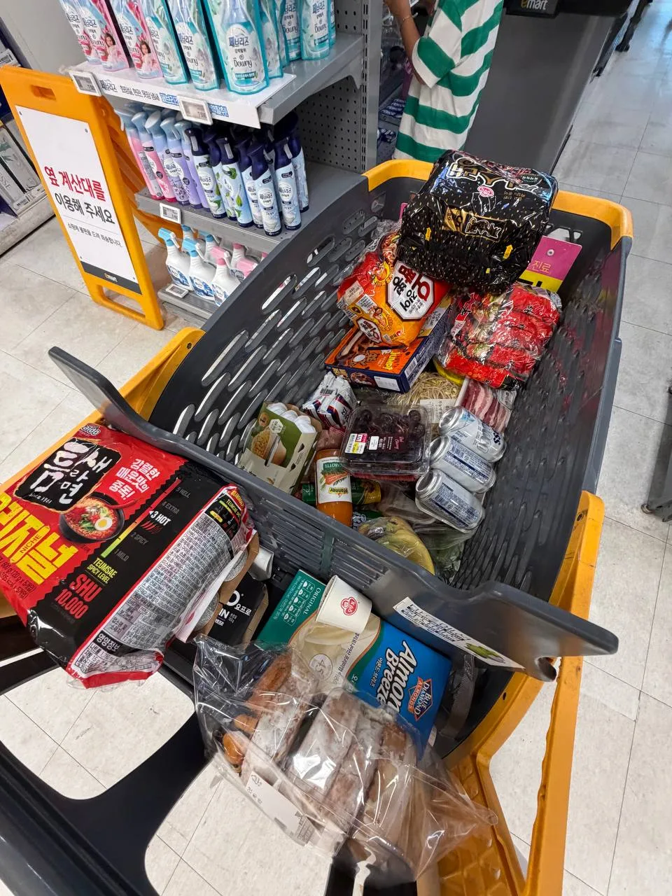 Съездили за продуктами — такая огромная телега всего вышла на 230 000 вон (≈ 14 500 ₽) 😱
