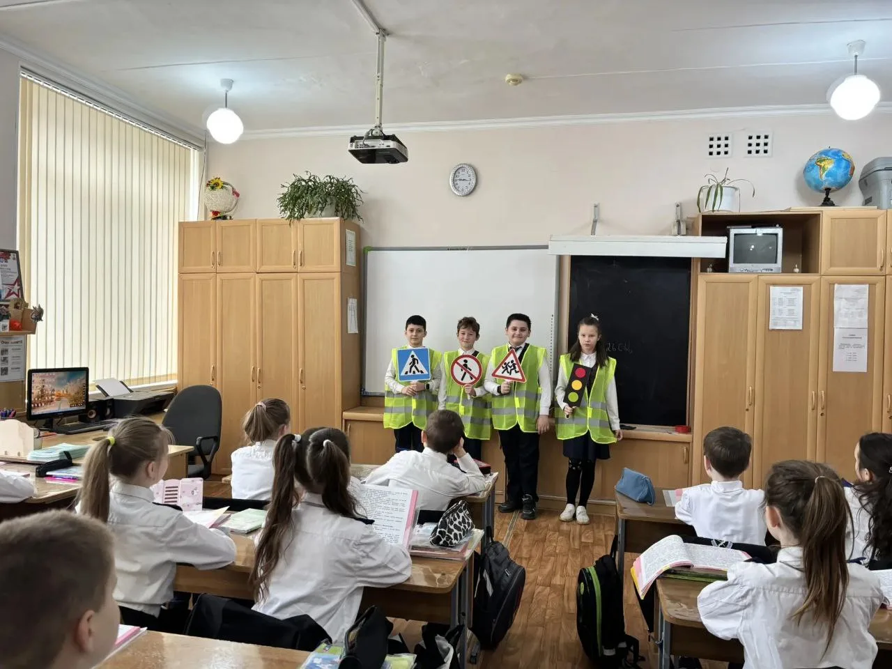 Уважаемые родители и ученики нашей школы!  Сегодня активистами профильного класса " Юная смена ГИБДД