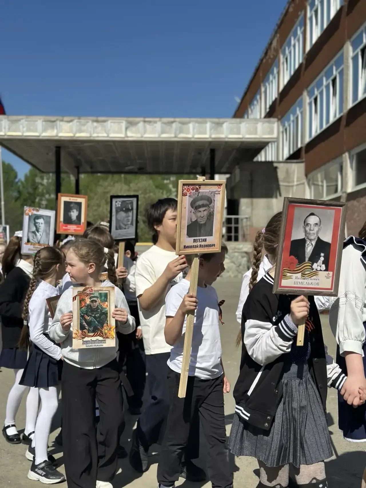 🕯️ Сегодня в нашей школе прошла акция «Бессмертный полк» 🕯️  Наши самые юные ученики — те, кто тольк