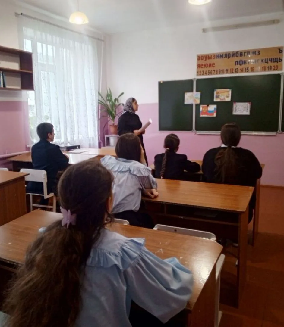 Классный руководитель 7 а класса Даудова В. Д. провела классный час на тему: " Правонарушения и отве