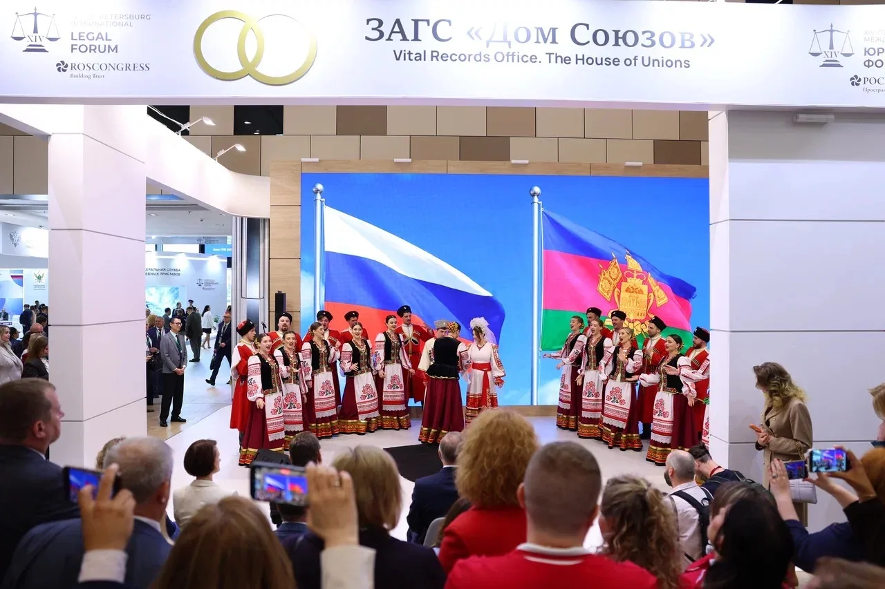💍 Из Краснодара с любовью: на #ПМЮФ26 прошла церемония бракосочетания по кубанским тра...