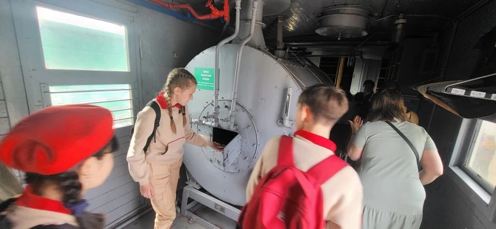 🚂 Сегодня, 13 мая, в Тюмень прибыл «Эшелон Победы»! Ученики 5 «Б» класса стали свидетелями этого важ