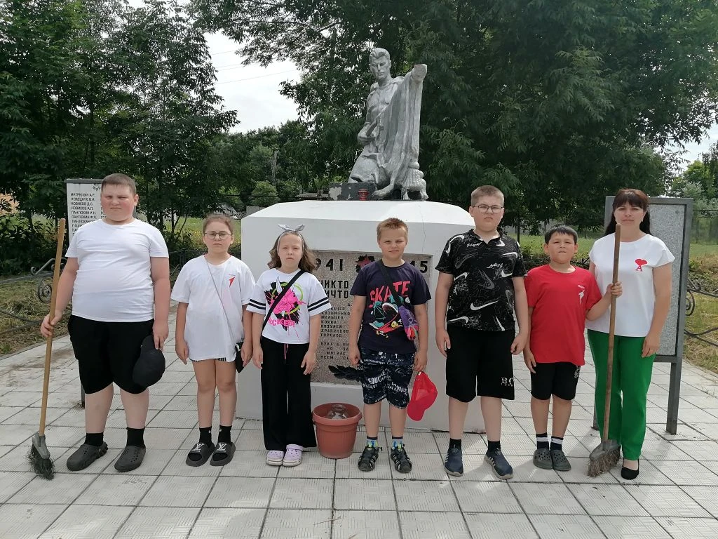 В преддверии Дня памяти и скорби воспитанники пришкольного лагеря «Радуга талантов» провели субботни