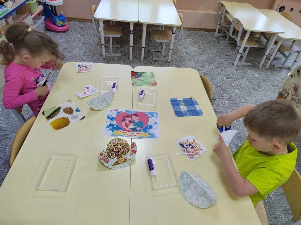 🌸 В старшей группе компенсирующей направленности
 "Буратино" прошла
"Семейная неделя"
👩‍❤️‍👩 Пров