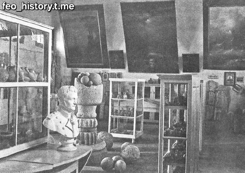 1914г. Сторож открыл дверь в музей древности и мы входим в небольшой зал музея, весь за...