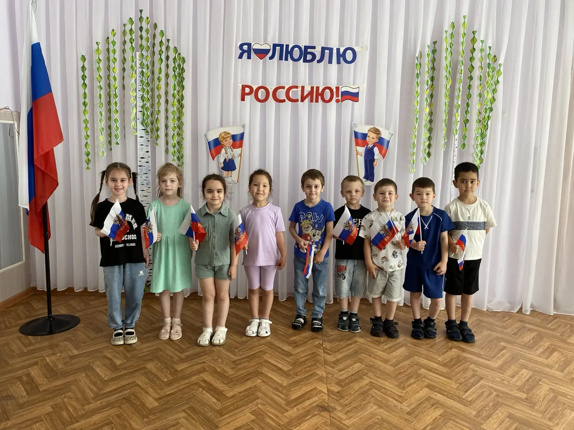 🇷🇺 Старшая группа «Чебурашка» поздравляет с Днём России!

Что мы знаем о нашей стране?
— Она огром