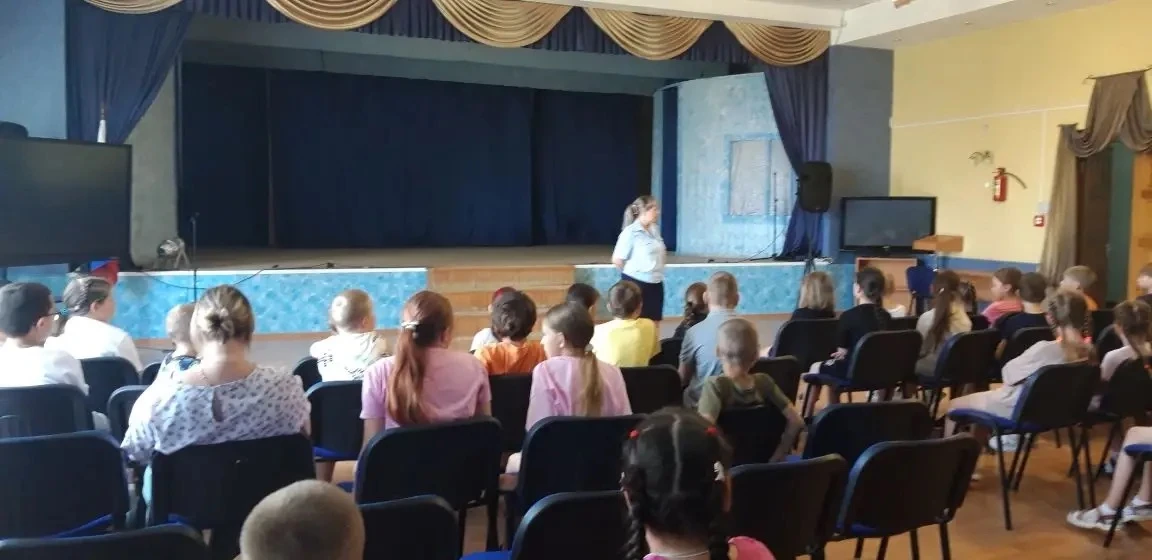Безопасность – прежде всего! В лагере "Краски лета" прошла встреча с инспекторами ПДН.

Наш летний л