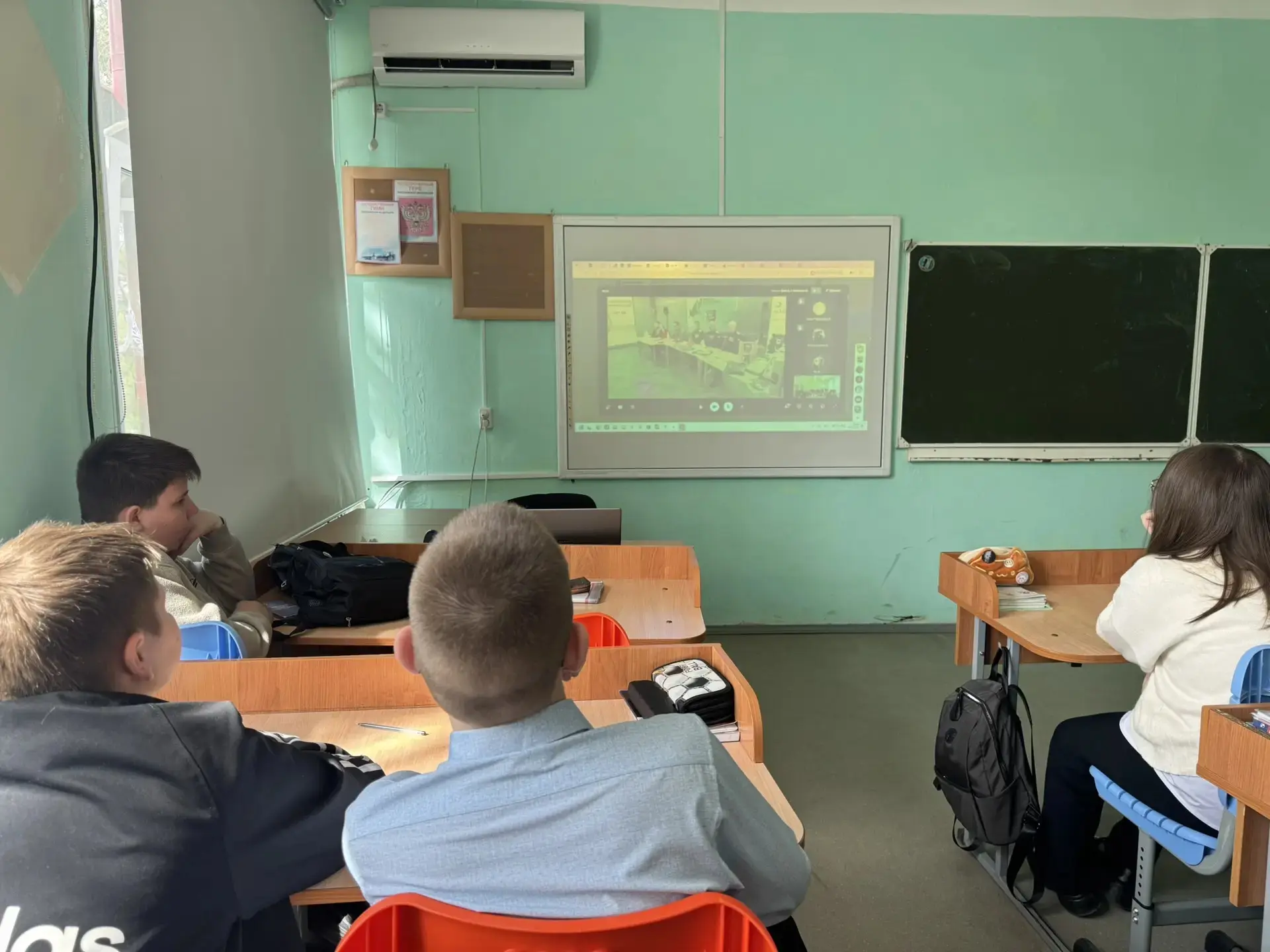 История оживает на глазах! Сегодня на прямом эфире в школе встретились представители разных эпох: ве