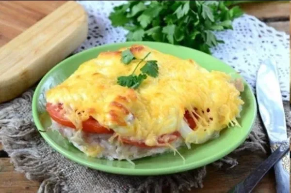Куриная грудка в шубке под сыром

Ингредиенты:
Куриная грудка 1 шт.
Помидор 1 шт.
Лук репчатый 1 шт.