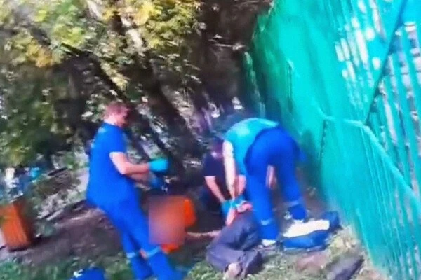 Мужчина порезал двух человек у красноярской школы