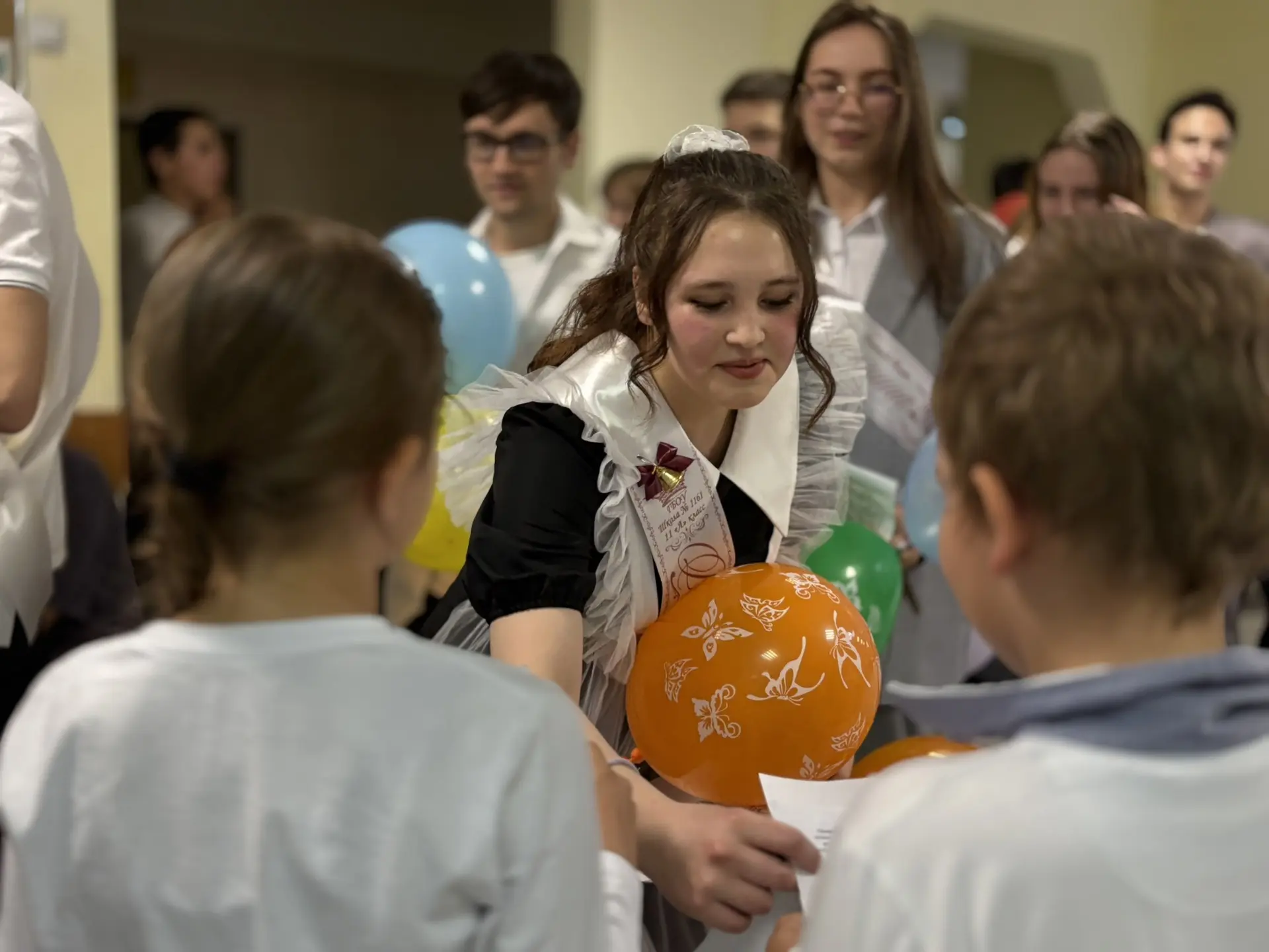 Тёплые моменты большой школьной семьи❣️  🎊Вчера в корпусе «Бунин» для 11 «А» класса прошёл «Живой ко