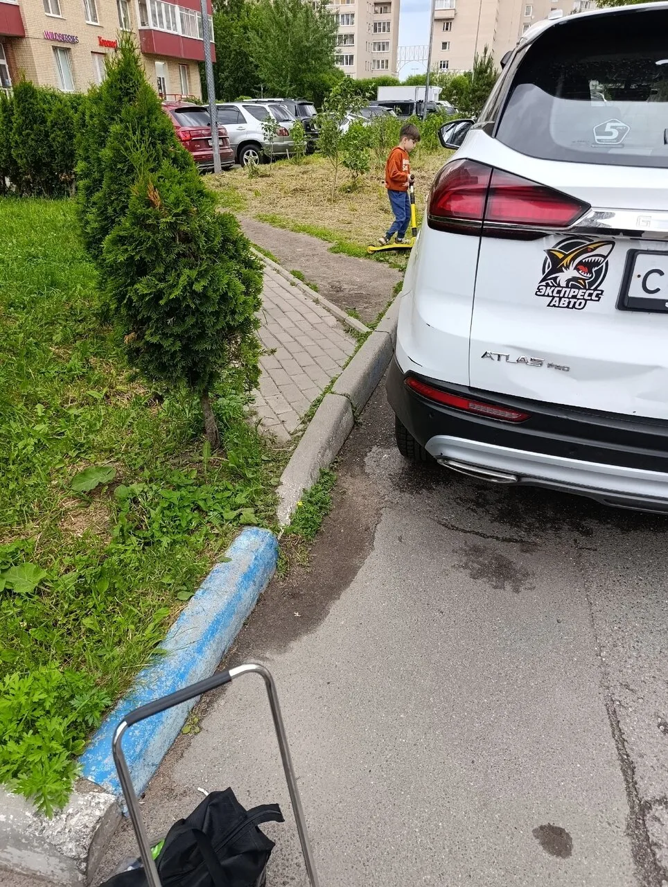 😔 Автовладелец мешает проходу у 37-го отдела полиции